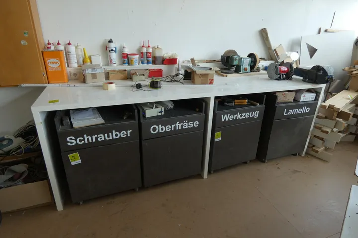 Werkbank, mit Schraubstock mit Inhalt, Maße in cm ca. 280x95x95